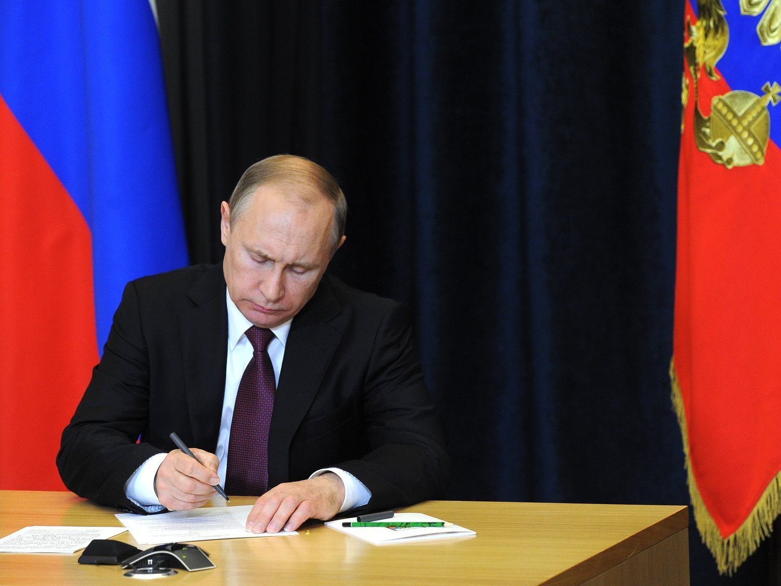 Владимир Путин продлил действие спецмер в сфере внешнеэкономической деятельности