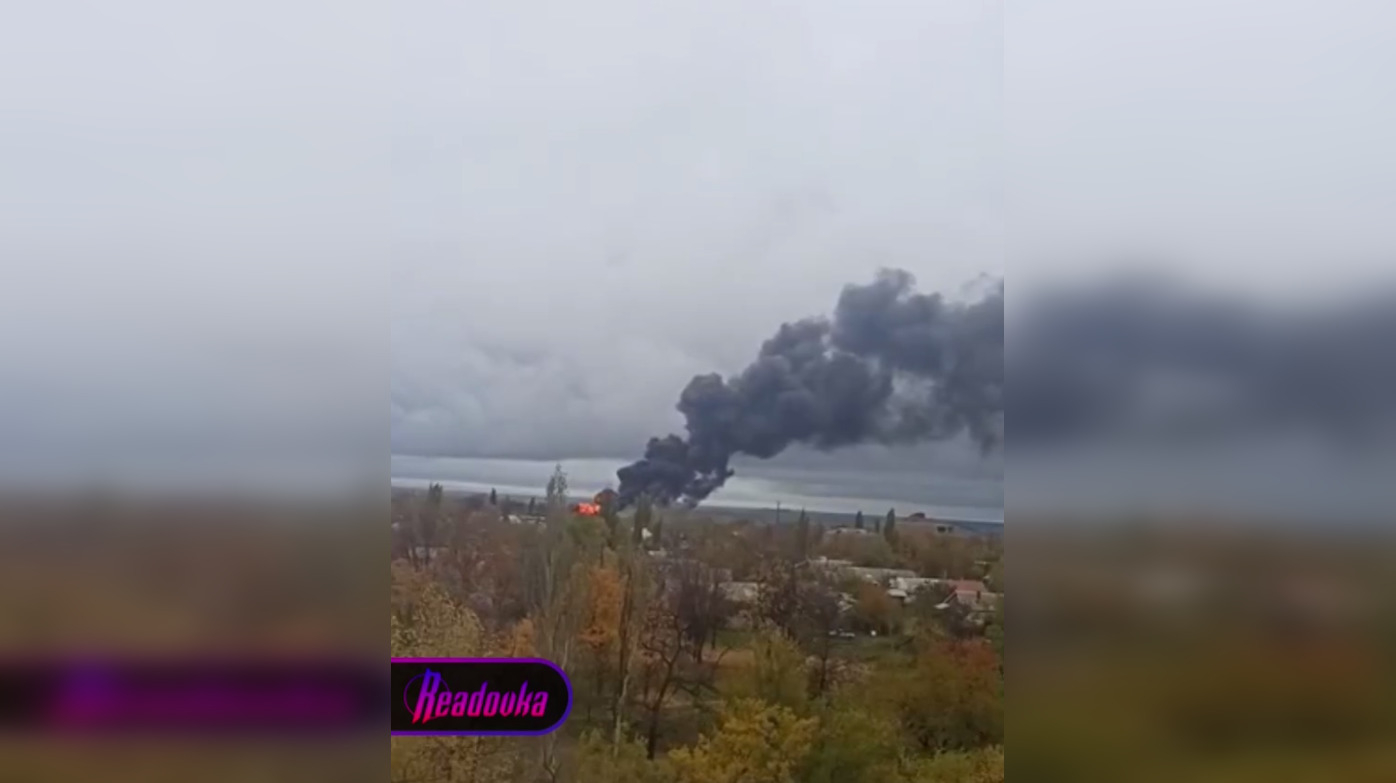 В Шахтерске после обстрела ВСУ на территории ж/д станции горят емкости с бензином