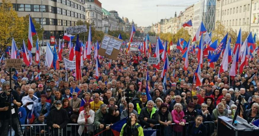 Тысячи людей вышли на улицы Праги, митингующие недовольны энергокризисом