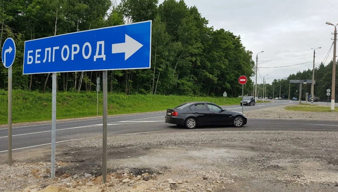 Под Белгородом столкнулись пассажирская «Газель» и военный бензовоз