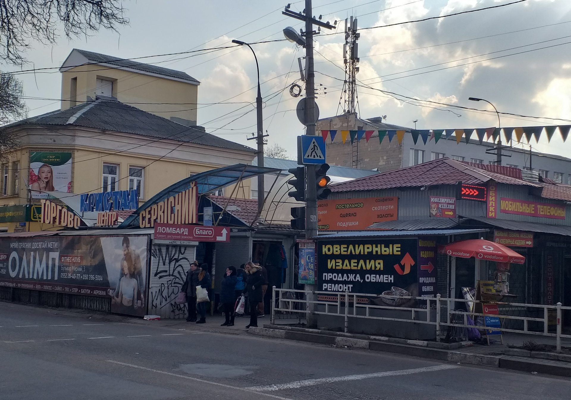 Эвакуация на левый берег Днепра не мешает активной торговле в Херсоне