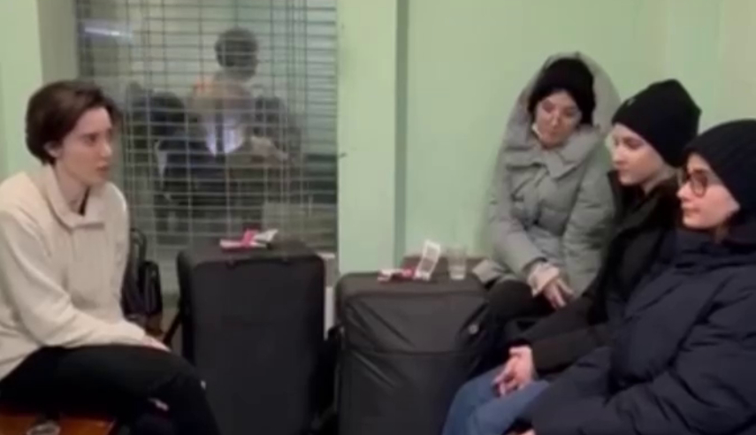Спустя 10 часов сестер из Дагестана все-таки отпустили с КПП «Верхний Ларс» 