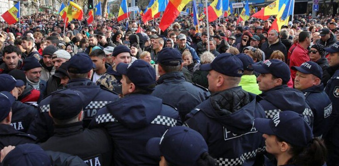 Протестующие в Кишиневе забросали полицию яйцами