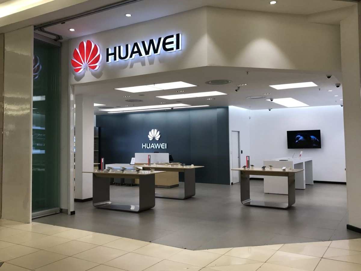 «Известия»: Huawei прекратила поставки смартфонов и готовится к уходу с российского рынка