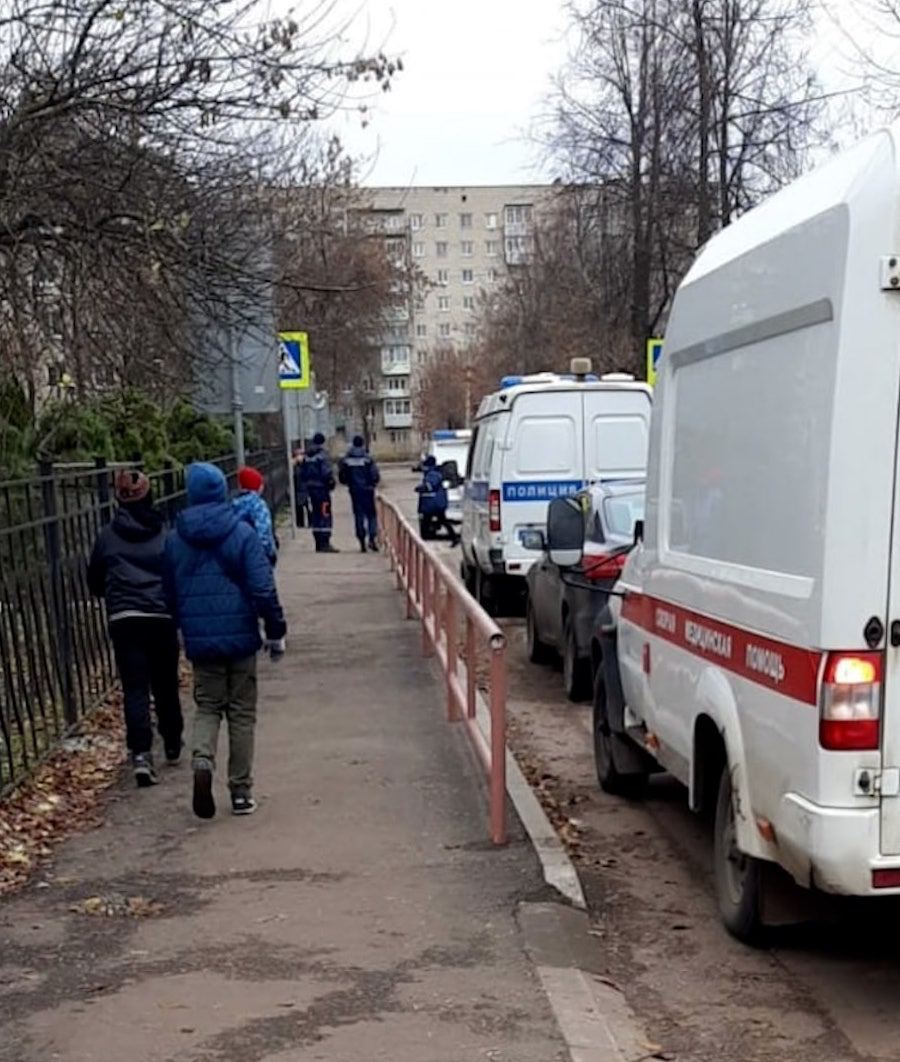 В Рыбинске мужчина с ножом совершил нападение в местной школы