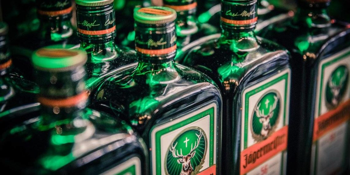 Дистрибьютор Jagermeister опроверг уход производителя ликеров из РФ