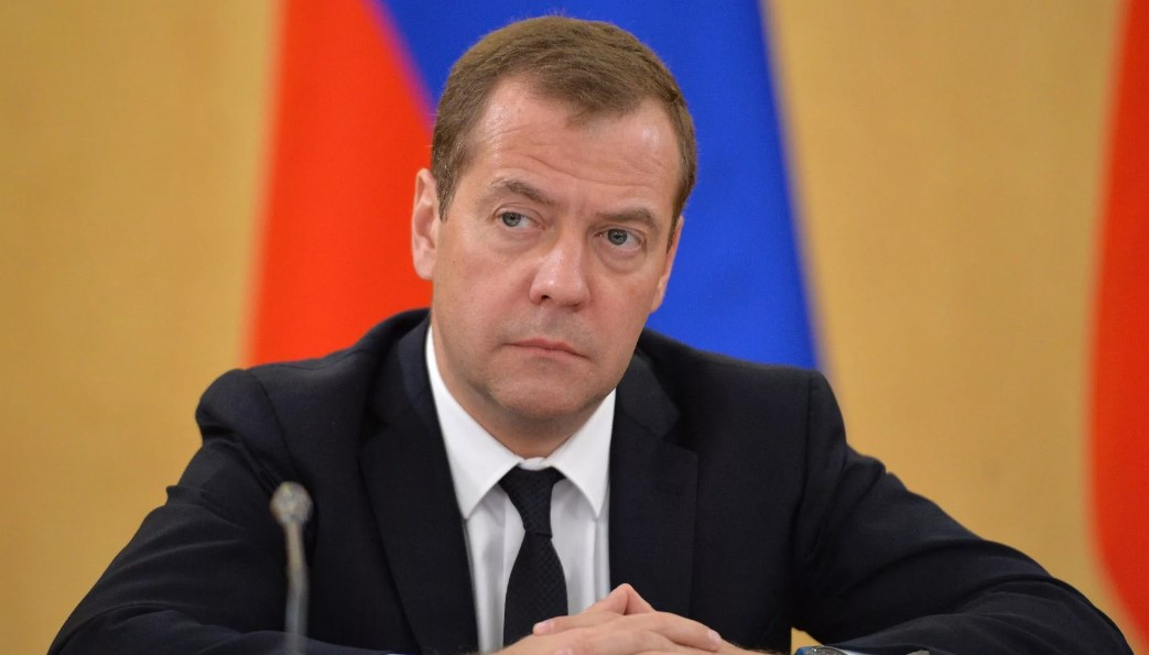 Медведев в праздничный день ответил на вопрос, что такое современная Россия