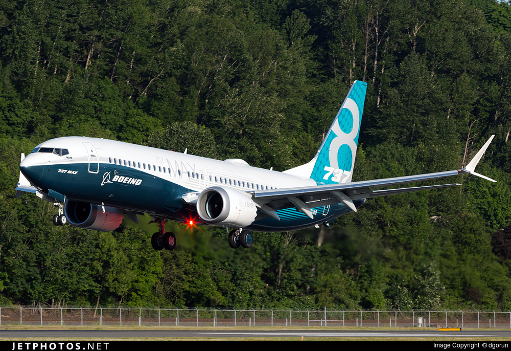 Российский пассажирский лайнер Boeing 737 подал сигнал бедствия над Каспием
