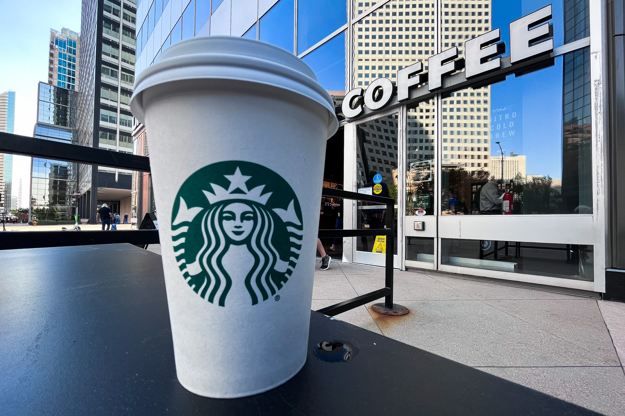 Чистая прибыль Starbucks после ухода из РФ снизилась почти на 22%
