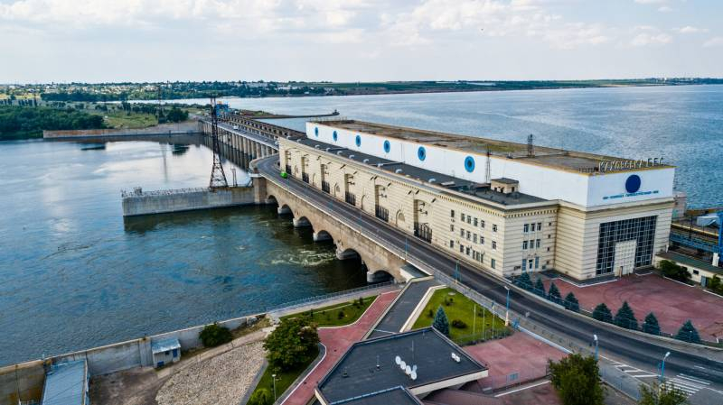 ВСУ продолжают попытки обстрела дамбы Каховской ГЭС