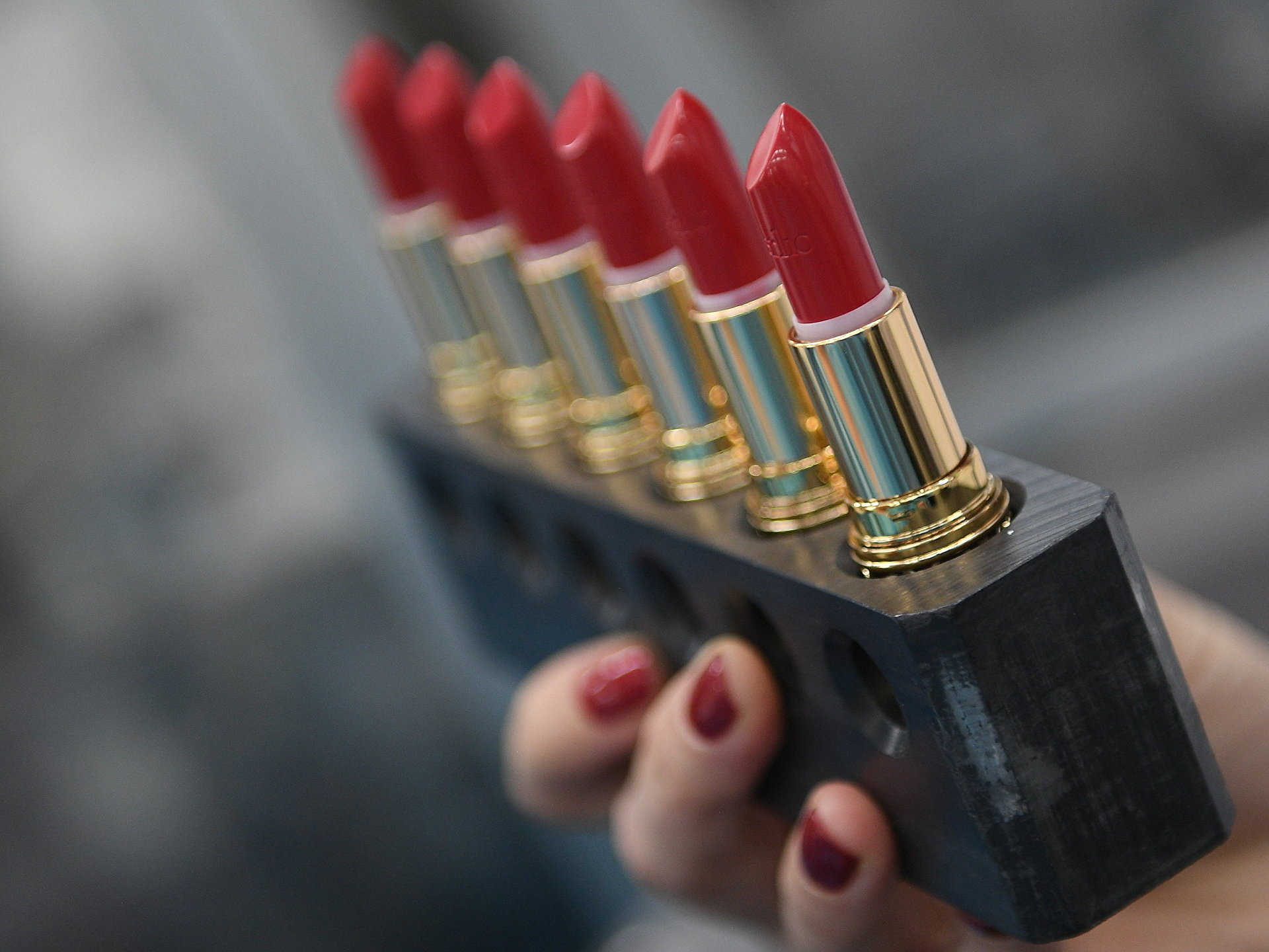 Бренды косметики Lancome и Yves Saint Laurent собираются возобновить поставки в РФ