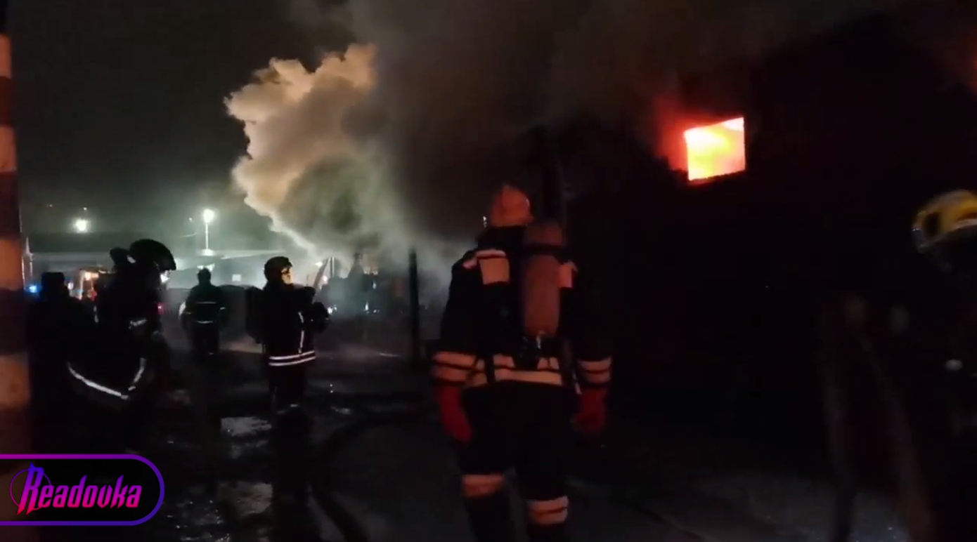 Во Владимирской области на предприятии по производству мебели полыхает крупный пожар