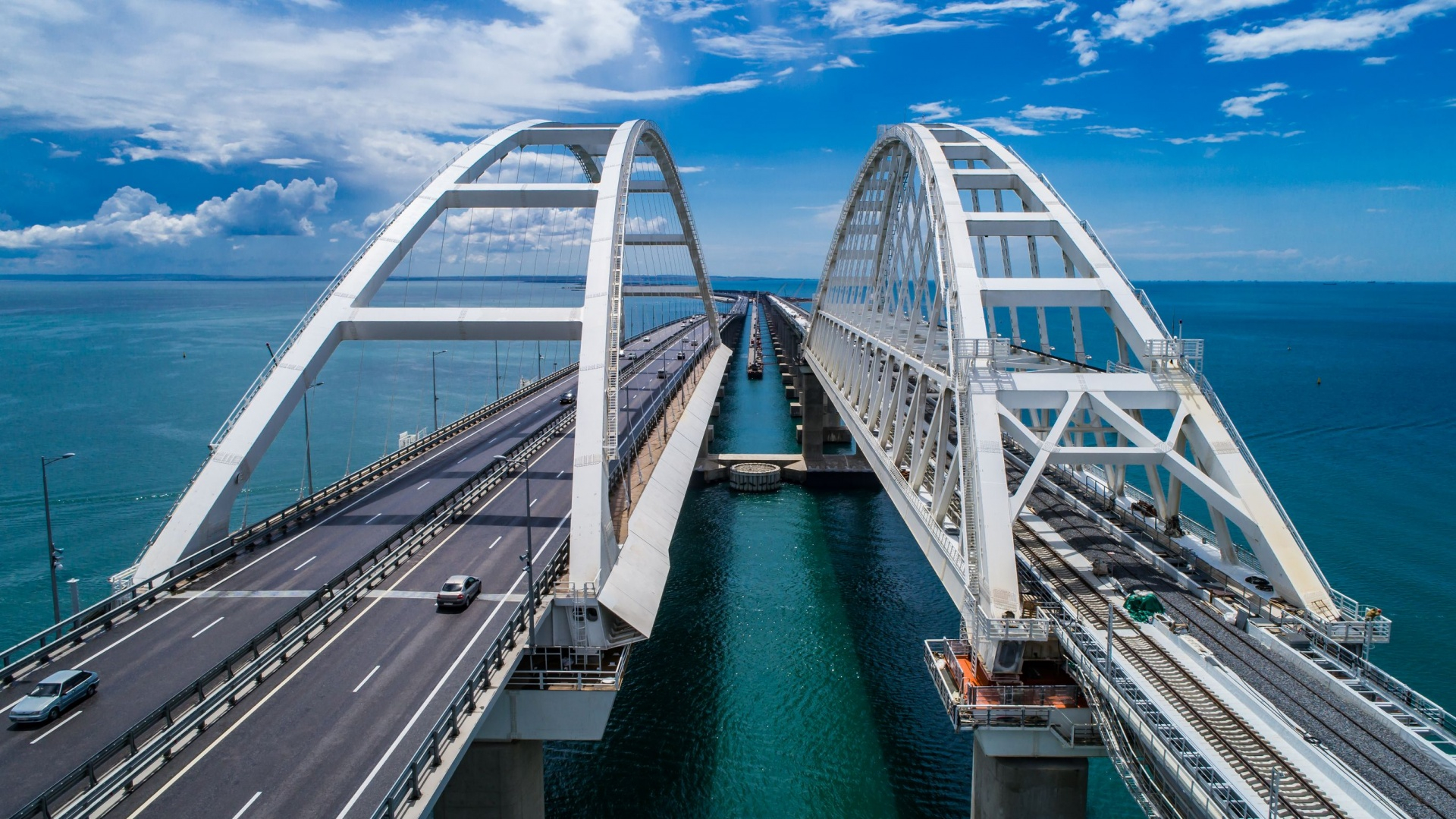 Первый готовый пролет Крымского моста направлен к месту монтажа