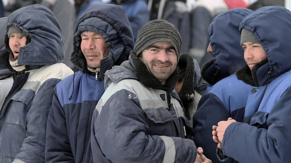 В Санкт-Петербург массово возвращаются мигранты