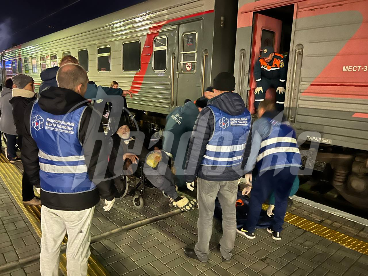 В Крыму волонтеры встретили поезд с вынужденными переселенцами с Херсонщины