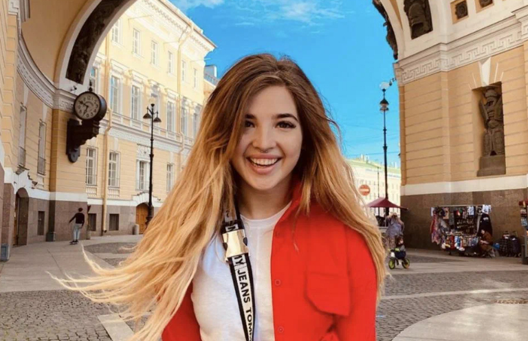 Блогер Аня Покров подарила подруге Lerchek сертификат в ЦУМ на млрд евро