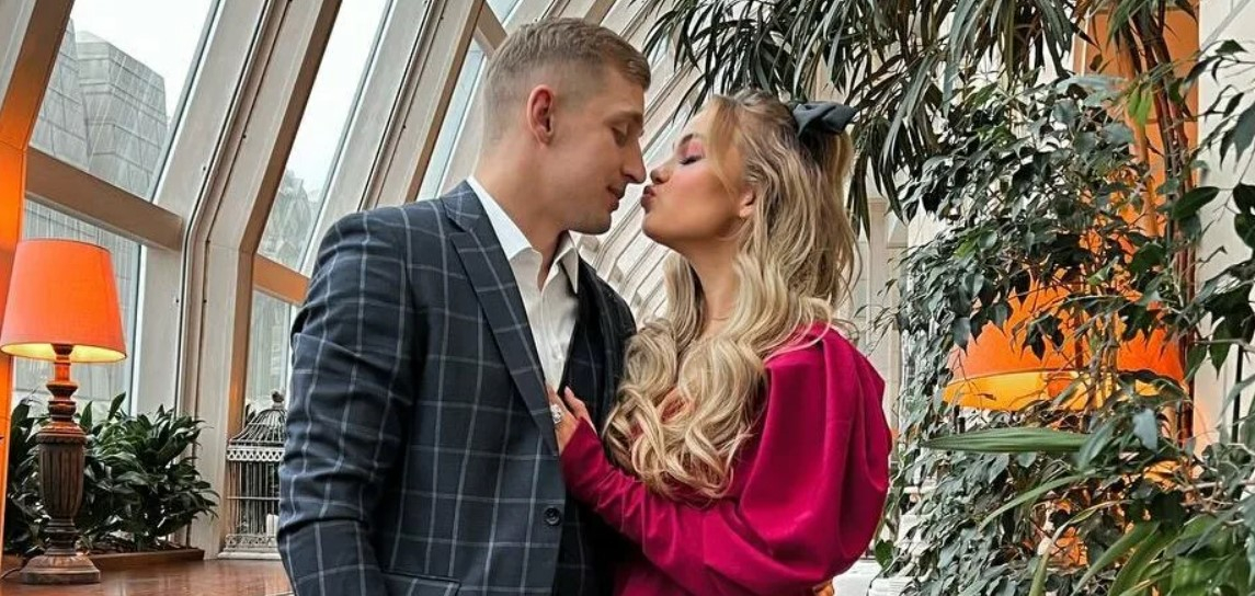 Тиктокерша Валя Карнавал показала видео, как Саша Стоун сделал ей предложение