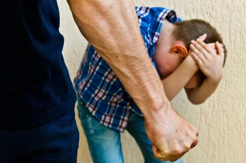В Краснодаре мужчина разбил голову 12-летнему подростку из-за громкой музыки