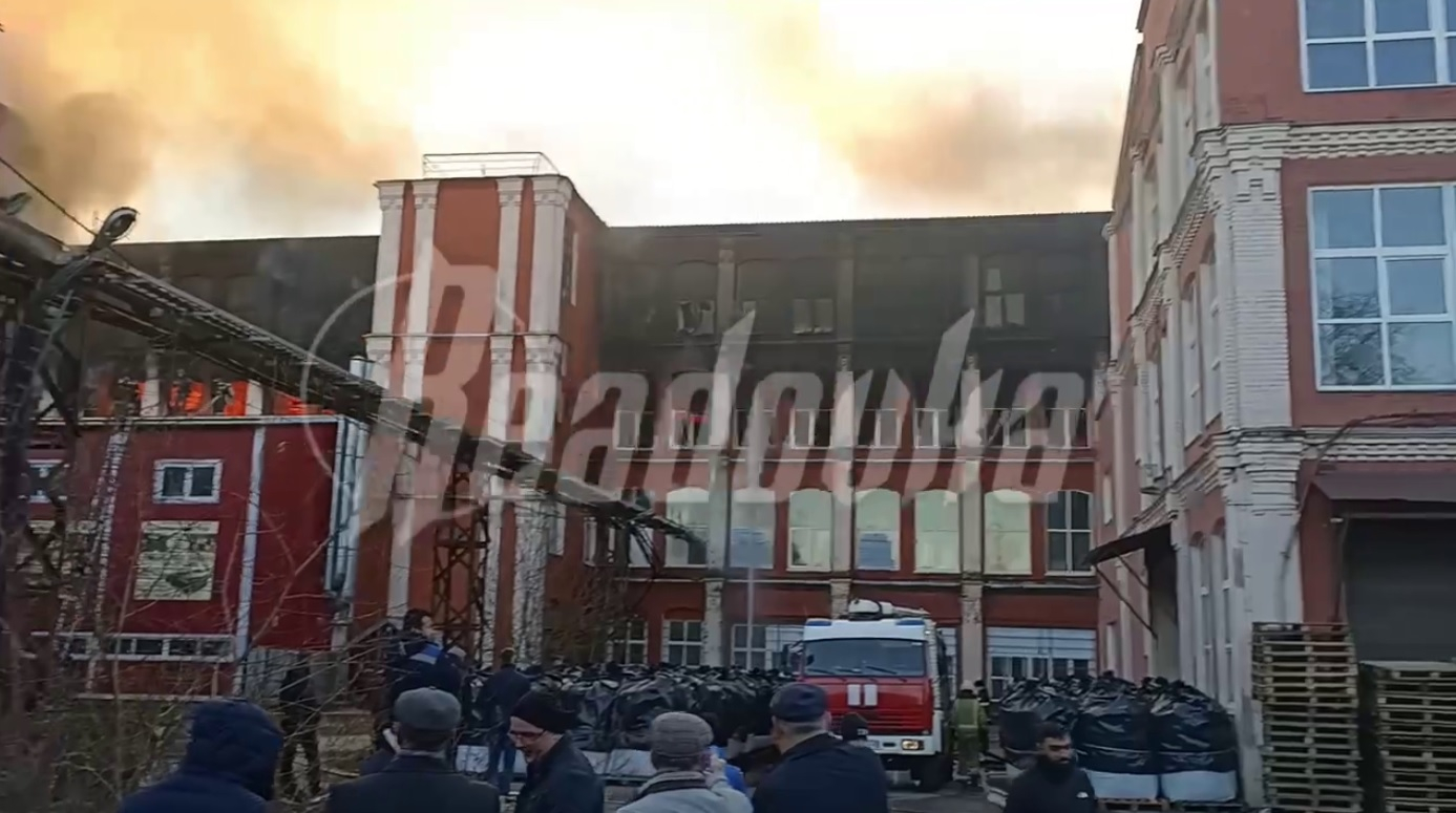 В Подольске горит здание бывшего завода «Зингер»