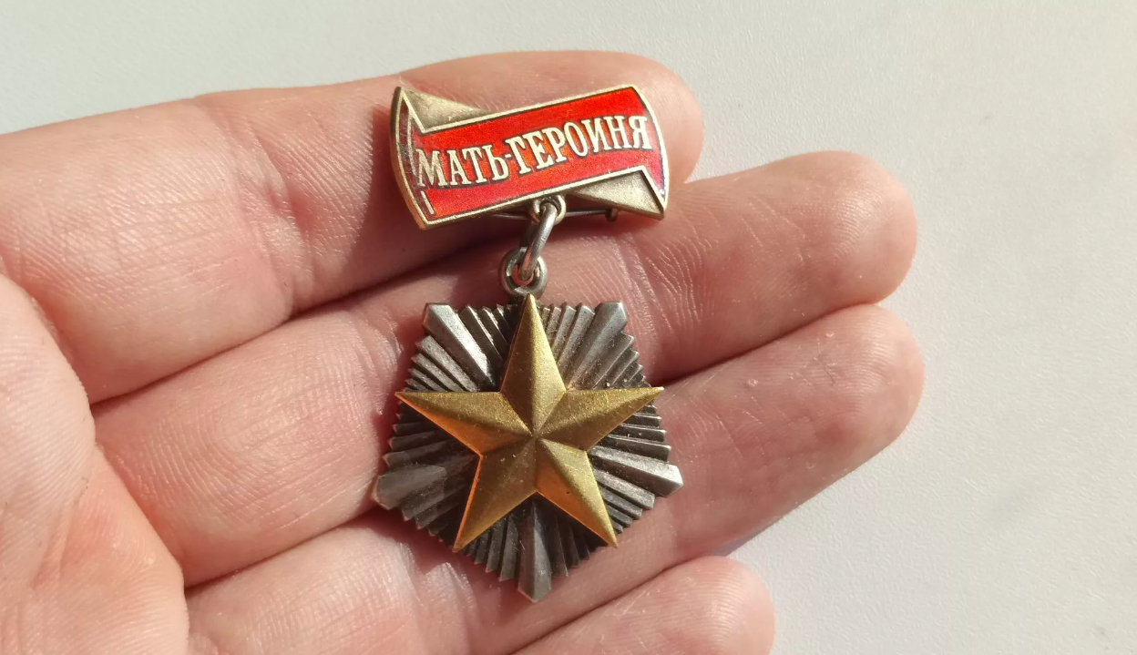 Владимир Путин присвоил звания «Мать – героиня» супруге Рамзана Кадырова