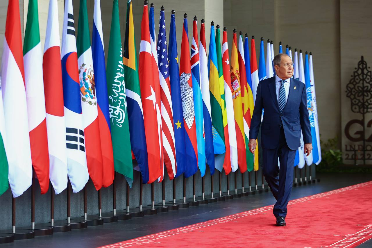 Сергей Лавров участвует в пленарном заседании саммита G20