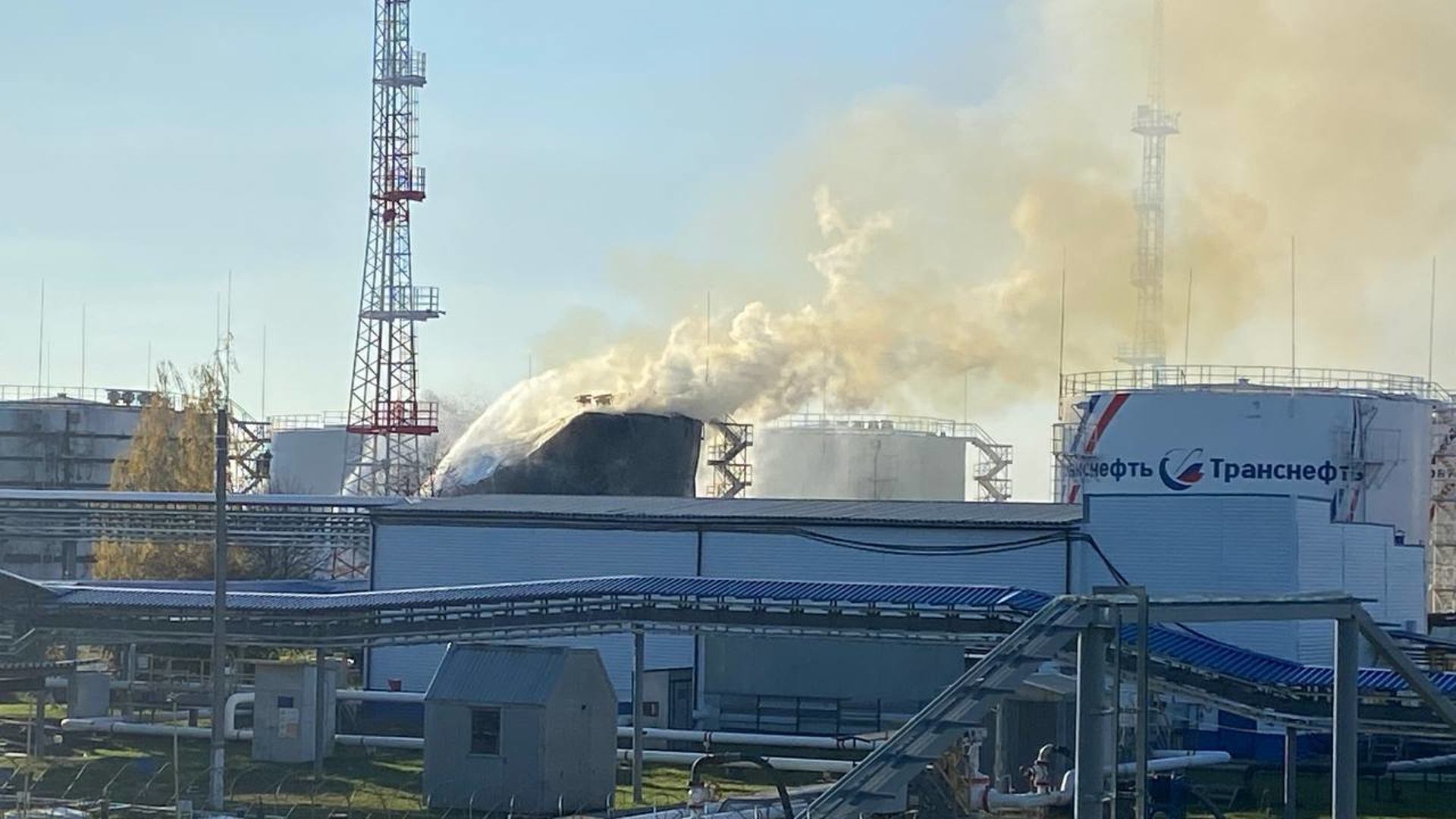 Появились кадры с места подрыва нефтебазы в Орловской области