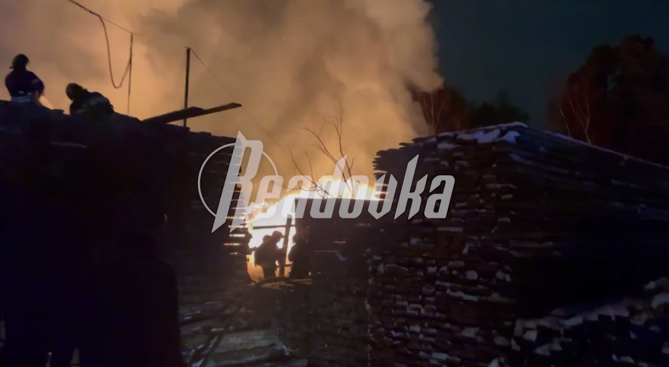 Пожар на складе пиломатериалов в Москве продолжается