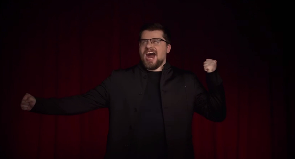 «Я выспался!»: Гарик Харламов ворвался на сцену «Comedy Club»