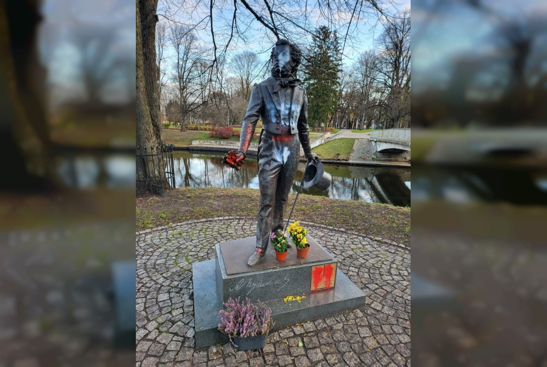 В столице Латвии в день независимости осквернили памятник Пушкину