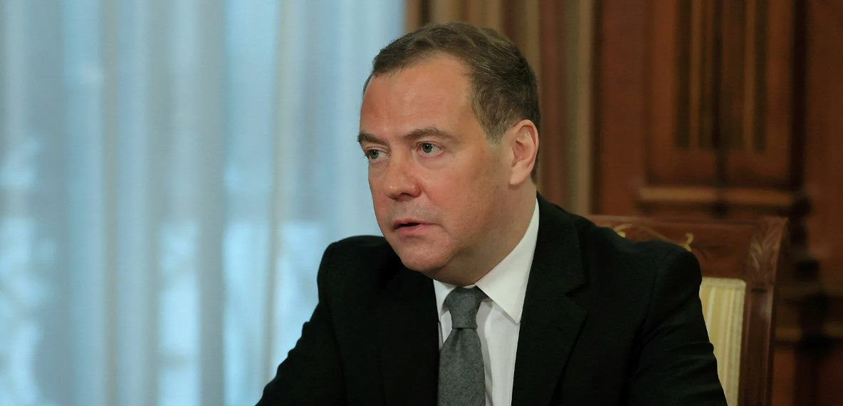 Медведев прокомментировал ситуацию в Польше и роль Зеленского в конфликте на Украине