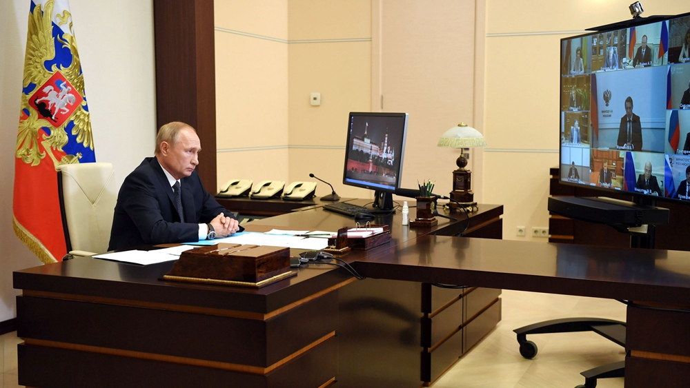 Путин в режиме онлайн принимает участие в запуске центра по производству индейки