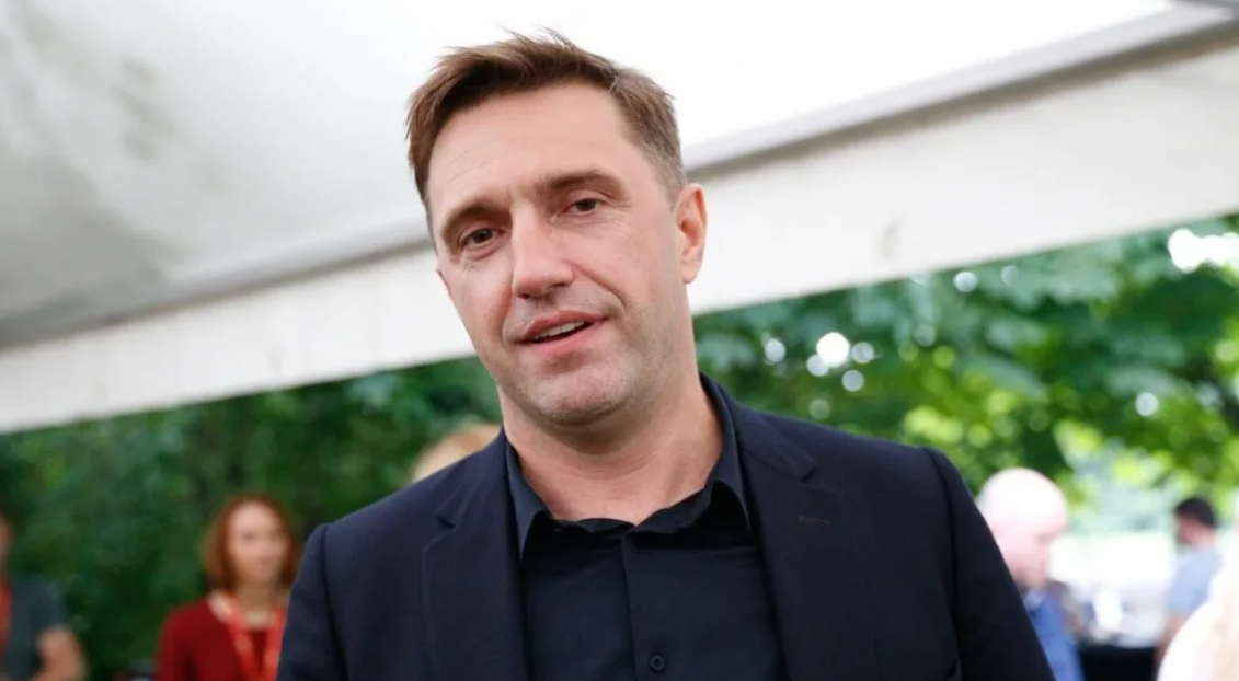 Актер Вдовиченков впервые вышел в свет после слухов о проблемах со здоровьем