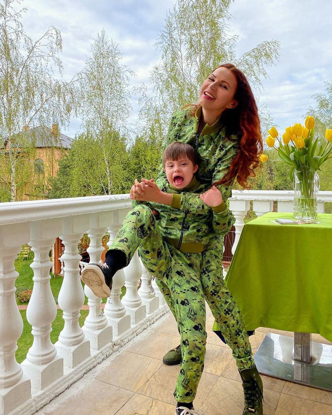 Эвелина Бледанс пригласила девушку, чтобы развлечь своего «особенного» сына