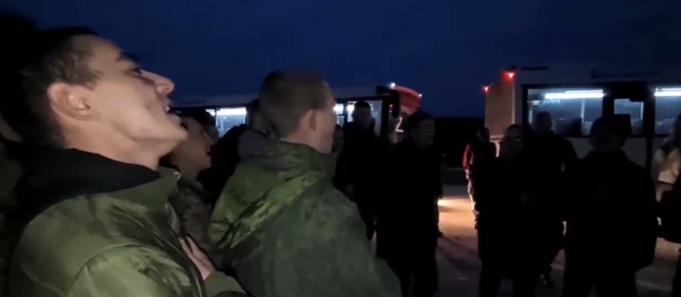 Освобожденные из украинского плена российские военные вернулись на Родину