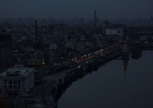 Спустя трое суток после ударов возмездия электроэнергию в Киеве восстановили на 30%