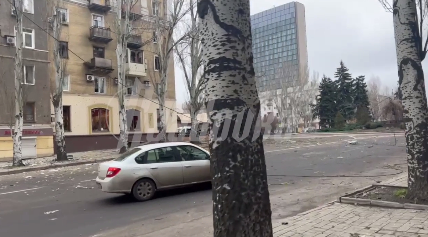 Обстановка на бульваре Пушкина в Донецке, который обстреливают националисты