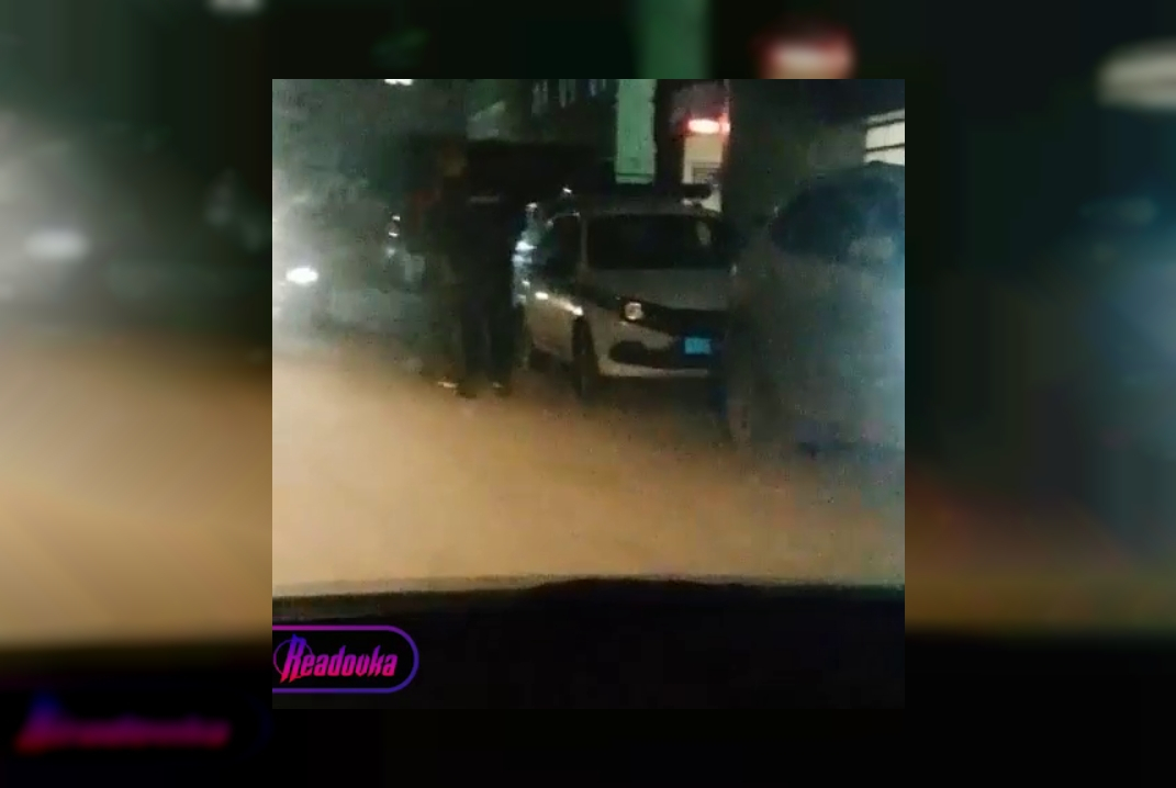 Возле паба в Саратове, куда не пустили добровольца в военной форме, дежурит полиция