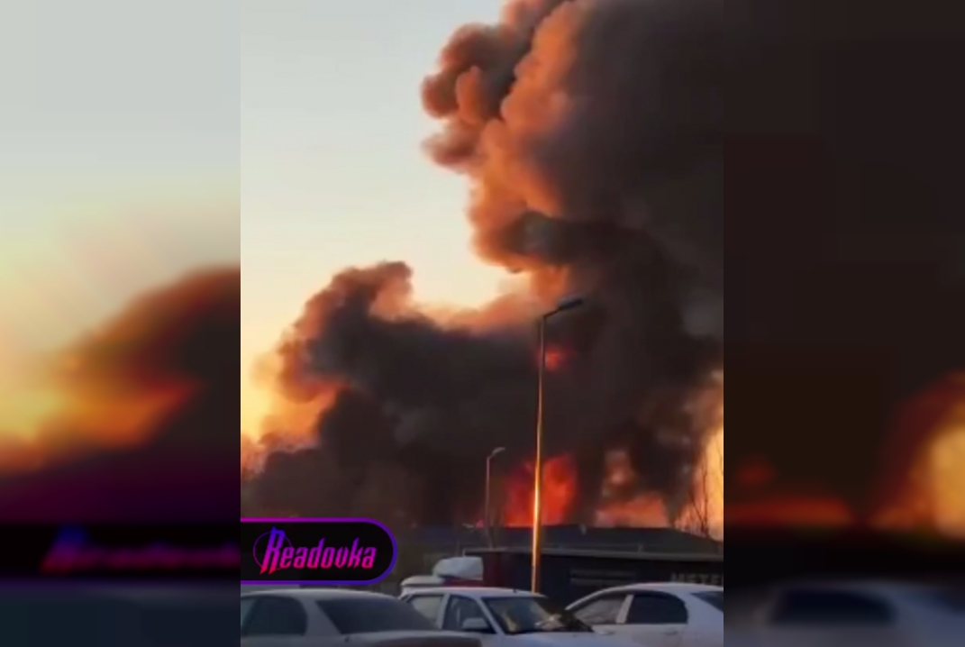 В Волгограде горит цех по производству пластиковой тары