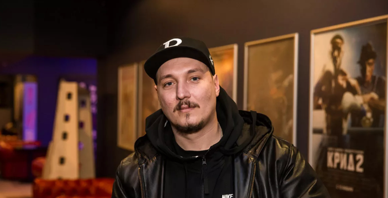 Рэпер Рома Жиган выступил перед мобилизованными бойцами в Курганской области