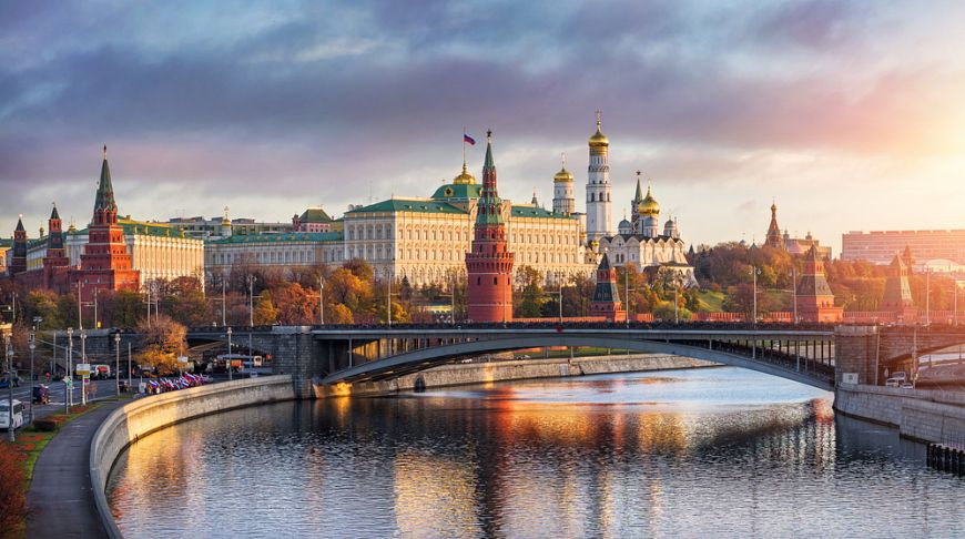 На Москве-реке горит судно