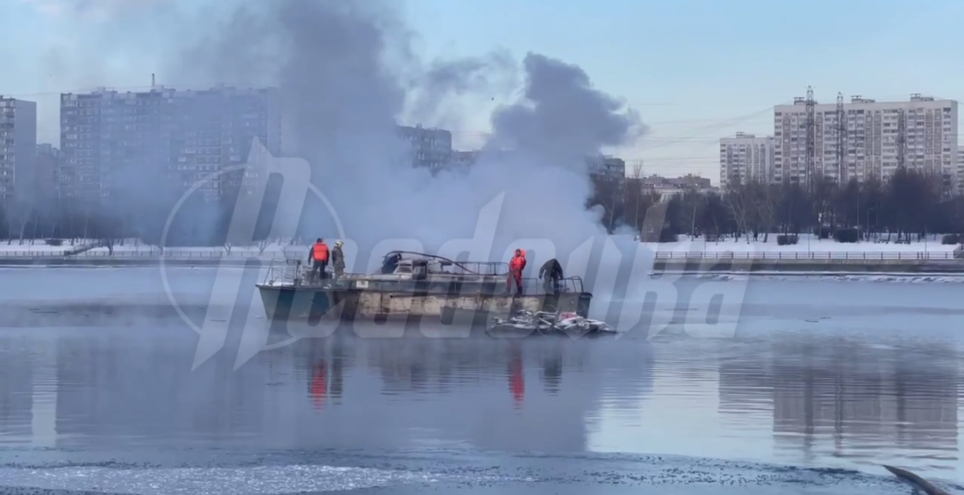 Появились кадры последствий пожара на корабле на Москве-реке