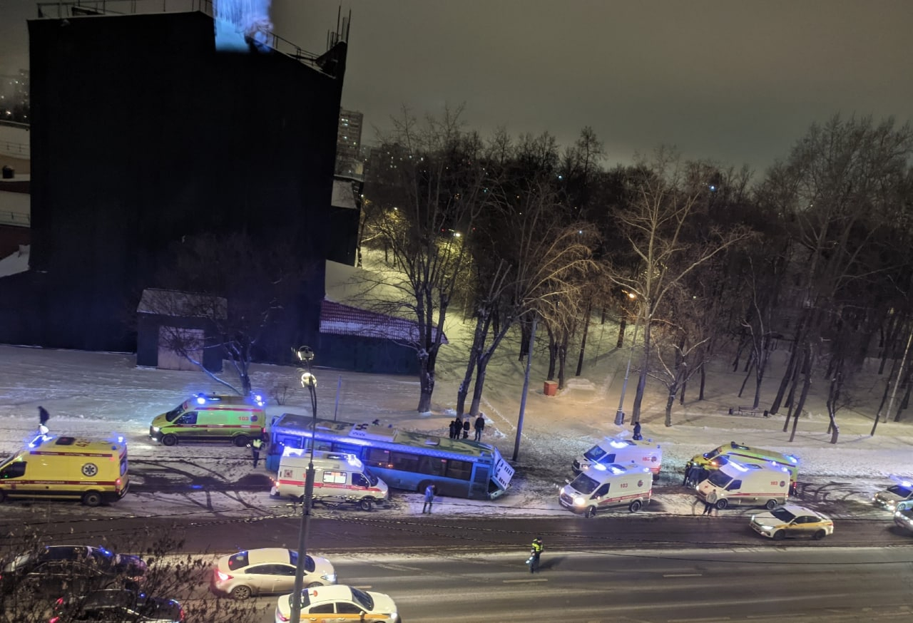 В результате страшного ДТП на Люблинской улице в Москве пострадали 10 человек