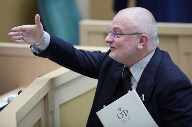 Сенатор Клишас предложил сделать жизнь уехавших граждан «менее комфортной»