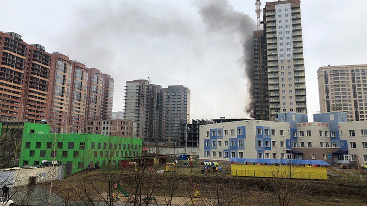В Москве загорелась строящаяся многоэтажка