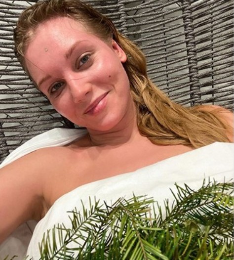 Кристина Асмус довольная и полуголая выложила фото из бани в одной простыне