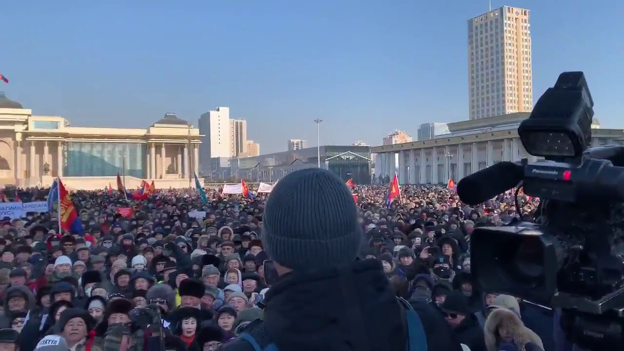 В Монголии люди почти вломились в Государственный дом