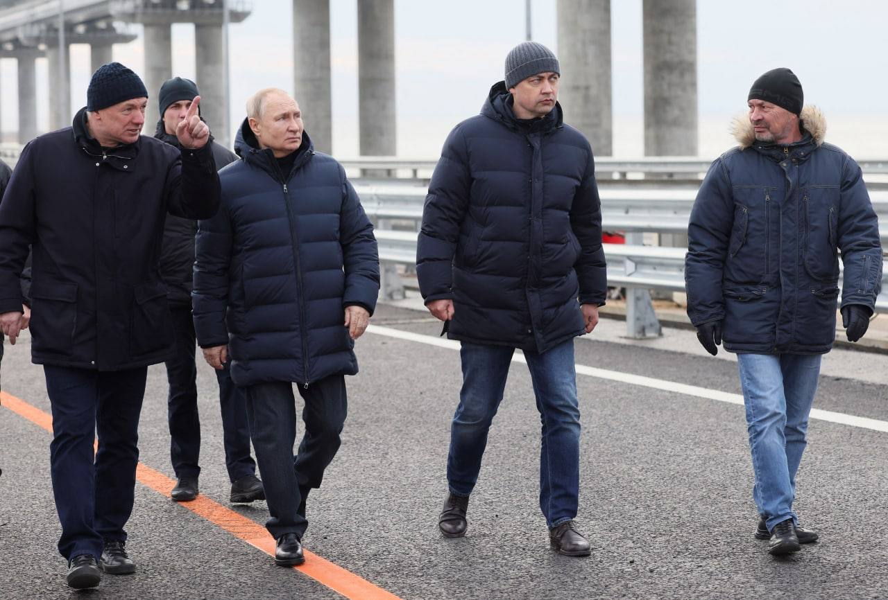 Владимир Путин посетил Крымский мост и проехался по нему на машине