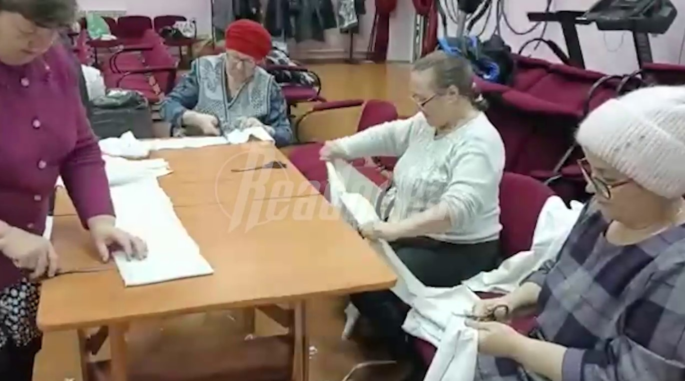 В Татарстане жители сел плетут маскировочные сети для российских военных