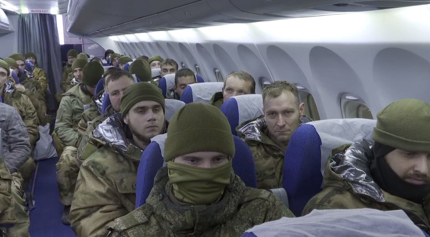 В Москве приземлился самолет с освобожденными военными из украинского плена