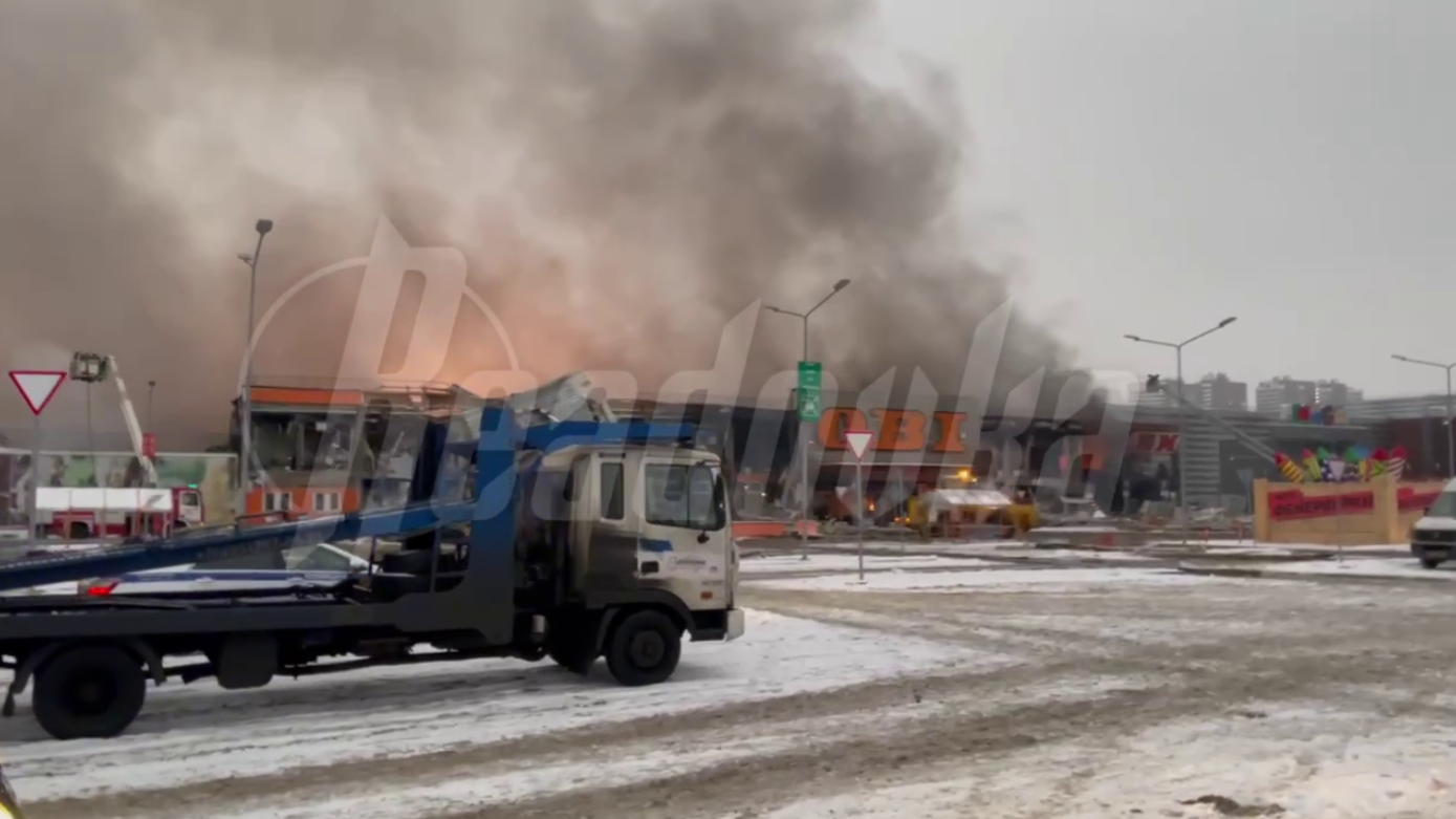 Пожар в OBI, где взрывались газовые баллоны, не угрожает ТЦ «Мега Химки»